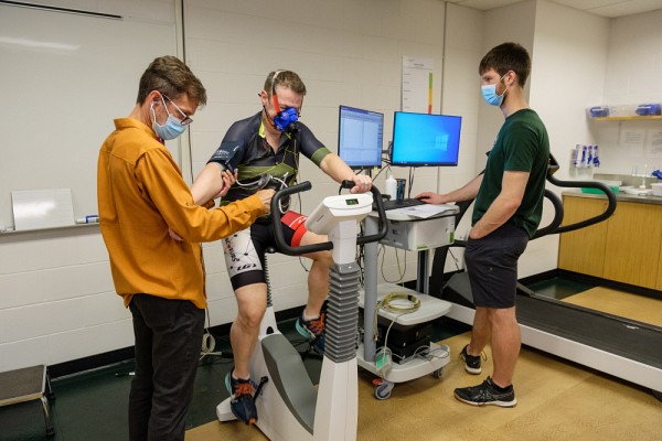 Pr&nbsp;Boulay fait passer un test pour &eacute;valuer la capacit&eacute; cardiorespiratoire (VO2 max) au Pr&nbsp;Soldera.