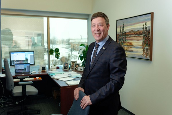 Professeur Jean-Pierre Perreault, vice-recteur &agrave; la recherche et aux &eacute;tudes sup&eacute;rieures