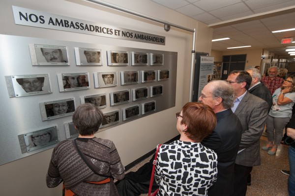Membres de la direction, ambassadrices et ambassadeurs &eacute;taient pr&eacute;sents au d&eacute;voilement de la Galerie du rayonnement.