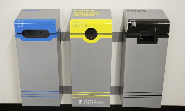 Une fois devant les &icirc;lots de tri, les &eacute;tudiants prennent le temps de trier leurs d&eacute;chets, ce qui encourage les actes verts.