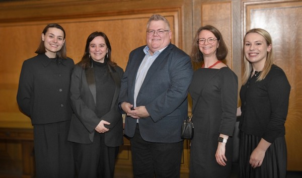 Les organisateurs du GRECDO, Nathalie V&eacute;zina, Pascal Fr&eacute;chette et Marie-H&eacute;l&egrave;ne Dufour, entour&eacute;s de Marie Dion-Cliche et d'Ariane Asselin, &eacute;tudiantes &agrave; la ma&icirc;trise en droit de l&rsquo;UdeS et assistantes de recherche.