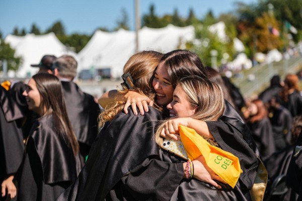 Dans chacun des regards, vous verrez de la joie, de la fiert&eacute;, de la complicit&eacute;. Derri&egrave;re chacun de ces regards se cachent des histoires de pers&eacute;v&eacute;rance et de d&eacute;passement. Replongez dans la f&eacute;brilit&eacute; de ce rituel &agrave; travers les clich&eacute;s et les &eacute;motions capt&eacute;es par nos talentueux photographes. (Septembre 2025)