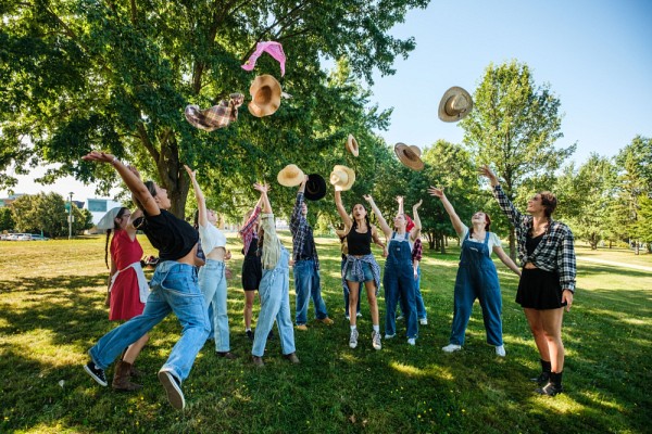 Chaque ann&eacute;e, apr&egrave;s la tranquillit&eacute; de l&rsquo;&eacute;t&eacute;, nos trois campus s&rsquo;animent pour la rentr&eacute;e. Les photos des int&eacute;grations et des activit&eacute;s festives et associatives, toutes plus belles les unes que les autres, t&eacute;moignent de cette effervescence et de ces moments m&eacute;morables, qui lancent une ann&eacute;e riche en rencontres, partages et apprentissages! (Septembre 2025)