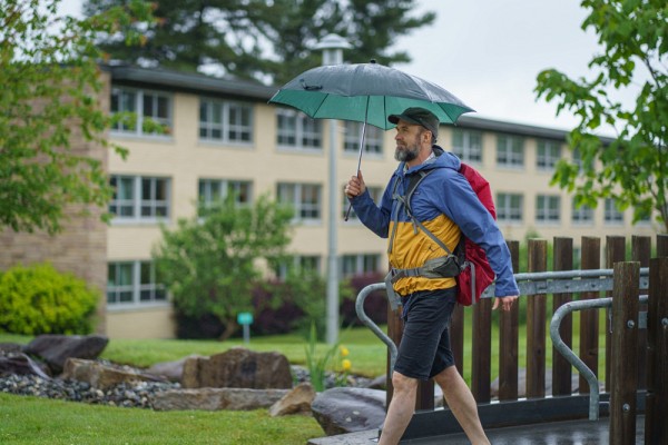 Beau temps, mauvais temps, Christian Lachapelle se rend sur le Campus principal en marchant.