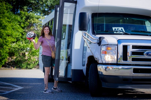 Manon Langlois se rend &agrave; v&eacute;lo jusqu'au stationnement incitatif o&ugrave; l'attend une navette vers le Campus de la sant&eacute;.