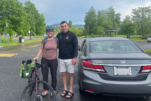 Marie-Pierre Varin se rend &agrave; v&eacute;lo au lieu de rencontre &agrave; Bromont pour ensuite covoiturer jusqu'&agrave; Sherbrooke. Elle a le plaisir de partager la route depuis 2018 avec&nbsp;Kevin R&eacute;gimbald-Gagn&eacute;, entra&icirc;neur-chef de l'&eacute;quipe de football du Vert & Or.