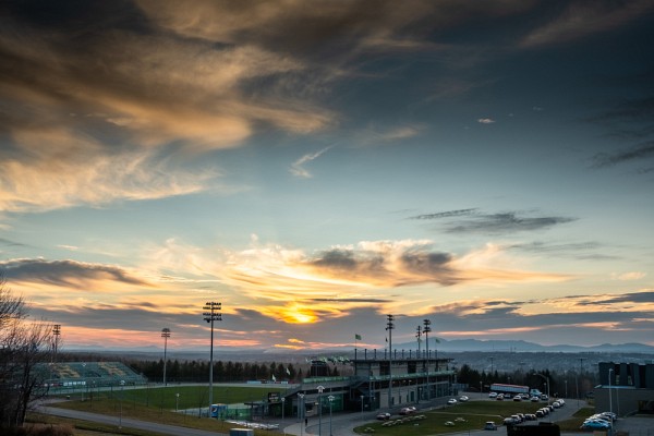 L'emplacement strat&eacute;gique du stade ext&eacute;rieur, avec le mont Orford &agrave; l'arri&egrave;re-plan, permettra de bien observer l'&eacute;clipse dans le ciel.