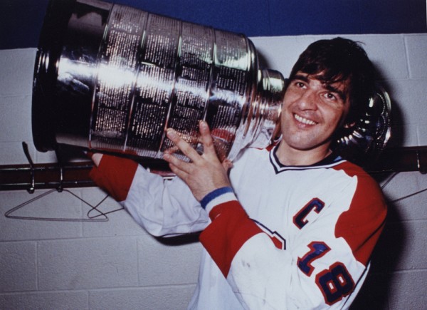 Serge Savard a remport&eacute; huit fois la Coupe Stanley &agrave; titre de joueur, et deux fois &agrave; titre de directeur g&eacute;n&eacute;ral des Canadiens de Montr&eacute;al. Le Saint-Graal du hockey n'a d'ailleurs pas &eacute;t&eacute; remport&eacute; depuis 1993 par cette &eacute;quipe.