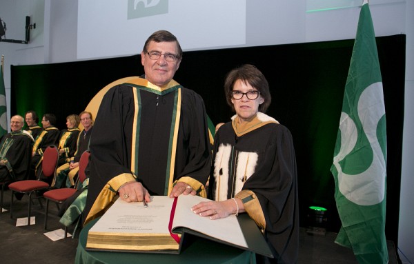 En 2012, Serge Savard recevait des mains de l'ancienne rectrice Luce Samoisette un doctorat d'honneur de l'UdeS.
