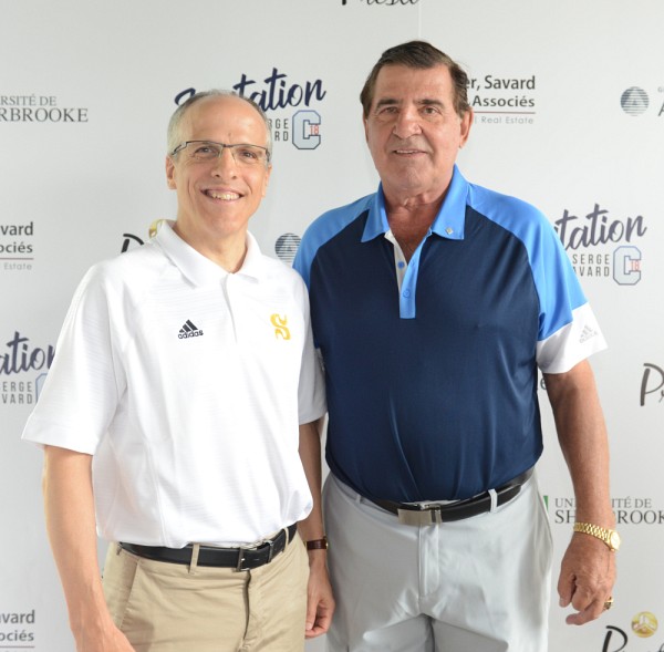 Le recteur de l'UdeS, le professeur Pierre Cossette, en compagnie de Serge Savard, lors de la premi&egrave;re &eacute;dition de L'invitation Serge Savard, un tournoi de golf au profit du Vert & Or de l'UdeS.