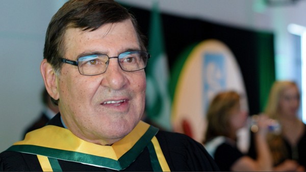 Serge Savard a toujours voulu poursuivre des &eacute;tudes sup&eacute;rieures... Il d&eacute;crochera plus tard dans son parcours un doctorat honoris causa de l'UdeS pour son engagement envers la r&eacute;ussite dans le sport en contexte universitaire.