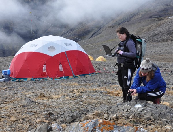 &Eacute;lo&iuml;se et&nbsp;St&eacute;phanie, une autre &eacute;tudiante &agrave; la ma&icirc;trise, font une acquisition de donn&eacute;es avec un spectroradiom&egrave;tre afin de caract&eacute;riser les formations g&eacute;ologiques &agrave; proximit&eacute; de leur premier camp de base. L'appareil mesure la r&eacute;flectance, c'est-&agrave;-dire la fraction d'&eacute;nergie solaire r&eacute;fl&eacute;chie par une surface, ce qui correspond aux donn&eacute;es acquises par les satellites.