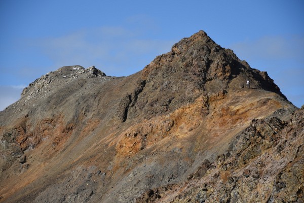 Les chapeaux de fer sont des d&eacute;p&ocirc;ts de surface qui se forment lorsque de l&rsquo;eau circule dans une formation rocheuse riche en sulfures. Ce sont ainsi des d&eacute;p&ocirc;ts de plusieurs m&egrave;tres de diam&egrave;tre riches en fer oxyd&eacute;, ce qui cause leur couleur caract&eacute;ristique jaune &agrave; rouge&acirc;tre bien visible &agrave; la surface du sol.
