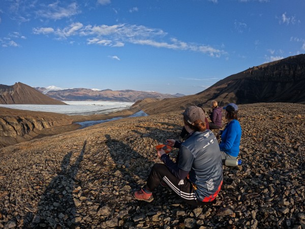 Au premier camp de base, l'&eacute;quipe T-MARS a pu constater &agrave; quel point les distances sont difficiles &agrave; estimer en l'absence d'arbres. Ici, la cha&icirc;ne de montagnes au loin est &agrave; une distance de 7&nbsp;km. Remarquez aussi les ombres; avec 24&nbsp;h de lumi&egrave;re par jour, le soleil est toujours &agrave; la m&ecirc;me hauteur dans le ciel. Cette photo aurait pu &ecirc;tre prise en pleine nuit!