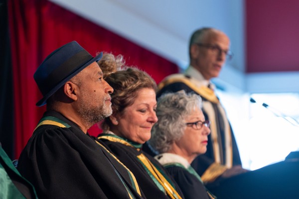 Le docteur d'honneur ainsi qu'une partie du cort&egrave;ge d'honneur, lors de l'allocution du recteur