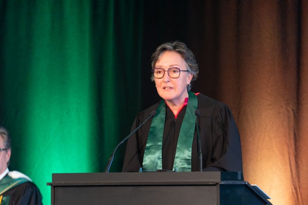 Jos&eacute;e Vincent, directrice du D&eacute;partement des arts, langues et litt&eacute;rature, pronon&ccedil;ant le mot d'&eacute;loge