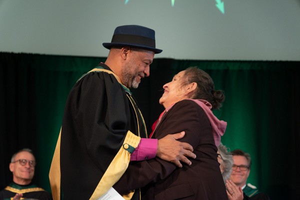 Pour clore la s&eacute;ance universitaire et rendre&nbsp;hommage au&nbsp;nouveau docteur d&rsquo;honneur institutionnel,&nbsp;la&nbsp;po&egrave;te,&nbsp;paroli&egrave;re, conteuse, conf&eacute;renci&egrave;re, sc&eacute;nariste, traductrice-interpr&egrave;te et r&eacute;alisatrice&nbsp;Jos&eacute;phine Bacon&nbsp;a lu un po&egrave;me qu'elle a &eacute;crit sp&eacute;cialement pour l'occasion.