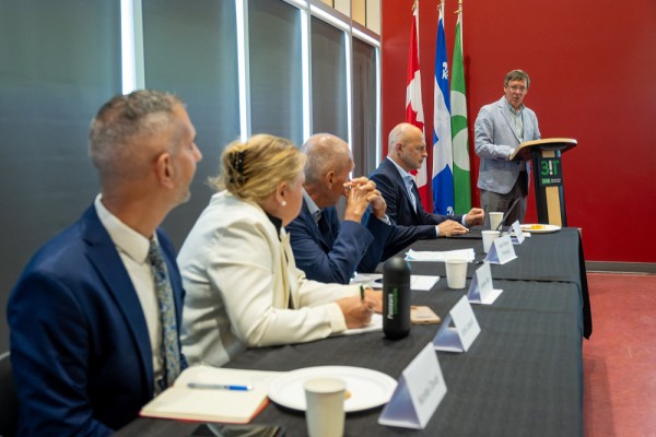 Le professeur Jean-Pierre Perreault, recteur de l'UdeS, et une partie de la d&eacute;l&eacute;gation fran&ccedil;aise.