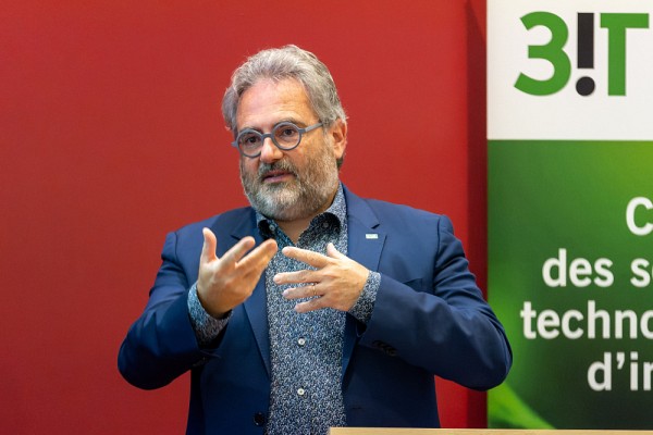 Le professeur et vice-recteur Vincent Aimez, directeur scientifique &agrave; l'UdeS de l'IRC&nbsp;Innovations pour une plan&egrave;te durable.
