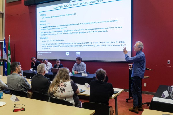 L&rsquo;&eacute;minent physicien Louis Taillefer, professeur &agrave; l&rsquo;UdeS, a pris la parole &agrave; titre de directeur du Laboratoire Fronti&egrave;res Quantiques (LFQ).