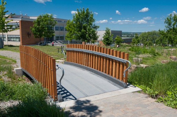 La passerelle pi&eacute;tonne dans le Coeur campus de l'UdeS.