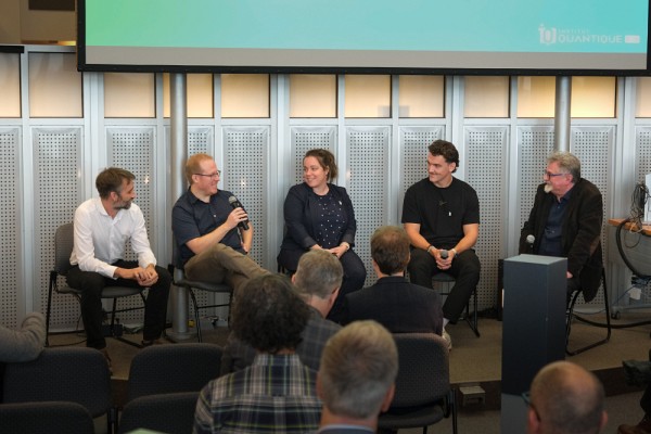 Mathieu Juan, directeur adjoint (IQ) et directeur de la plateforme Quantum FabLab - Chaire de recherche en syst&egrave;mes hybrides quantiques (CRSHQ),&nbsp;Jeffrey Quilliam, directeur du d&eacute;partement de physique et professeur, membre de l&rsquo;IQ,&nbsp;M&eacute;lissa Greene, responsable du programme de vulgarisation scientifique, Curieux quantiques, Rodolphe Alquier, doctorant en physique, et Serge D'Amico,&nbsp;conseiller en communication et lexicographie et directeur lexicographique du Dictionnaire Usito.