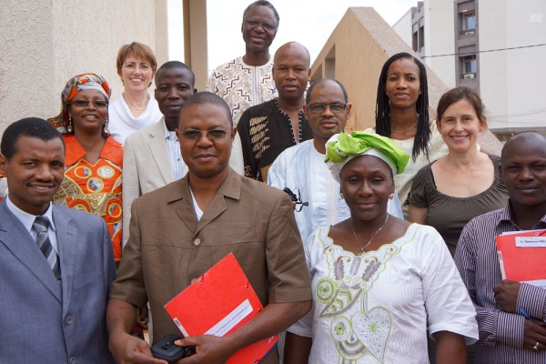 Dr Drissa Sidib&eacute; en compagnie de l&rsquo;&eacute;quipe de p&eacute;dagogie du projet DECLIC ainsi que ses coll&egrave;gues professeurs et encadreurs terrain du D.E.S. en MF/MC (Juin, 2012)