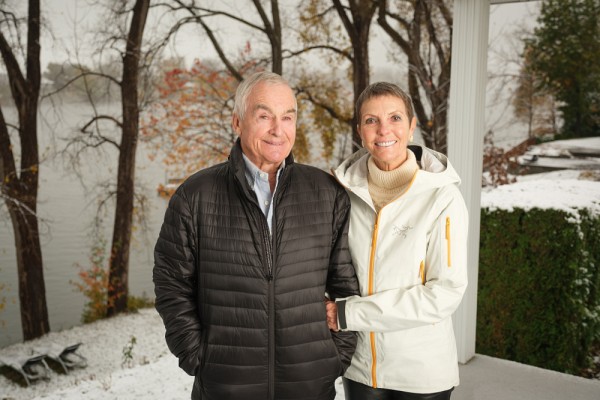 Rencontr&eacute;s &agrave; leur r&eacute;sidence en bordure de la rivi&egrave;re Richelieu, Gratien Boulianne et Louise Lalibert&eacute; Boulianne ont racont&eacute; avoir grandement appr&eacute;ci&eacute; l'accueil et l'accompagnement de La Fondation de l'UdeS dans l'ensemble des d&eacute;marches entourant leur legs.