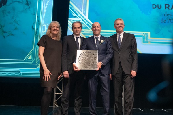La vice-rectrice &agrave; l&rsquo;administration et au d&eacute;veloppement durable, la Pre Denise R&eacute;millard, le doyen de l&rsquo;&Eacute;cole de gestion, le Pr Fran&ccedil;ois Coderre ainsi&nbsp;monsieur Guy Fauteux, vice-pr&eacute;sident &ndash; R&eacute;gion des Cantons-de-l&rsquo;Est chez Raymond Chabot Grant Thornton ont remis le prix au nouvel Ambassadeur.