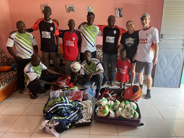 Le Pr Boudreault a profit&eacute; de son passage pour offrir du mat&eacute;riel de soccer et partager sa passion avec la communaut&eacute;.