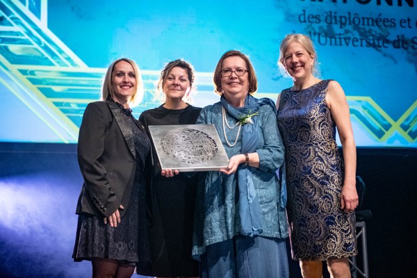 Madame Caroline Perron, directrice de comptes pour La Personnelle, la doyenne de la FLSH, la Pre Anick Lessard, ainsi que la&nbsp;vice-rectrice aux &eacute;tudes, la Pre Christine Hudon, ont remis le prix &agrave; la nouvelle ambassadrice.&nbsp;