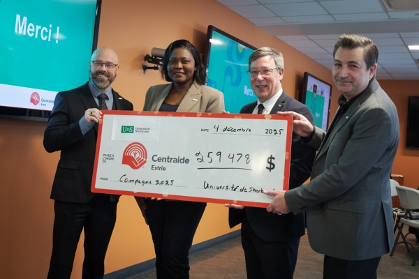 Francis Demers, directeur philanthropique de Centraide; Gwladys Sebogo, directrice g&eacute;n&eacute;rale de Centraide; Jean-Pierre Perreault, recteur; et Charles Vincent, directeur de la campagne UdeS 2025.