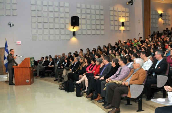 Dr H&eacute;bert pr&eacute;sentant sa conf&eacute;rence &agrave; l'ensemble de la communaut&eacute; facultaire