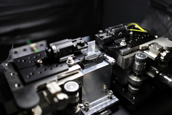 Montage servant &agrave; injecter de la lumi&egrave;re sur des puces pour caract&eacute;riser des dispositifs photoniques