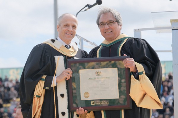 Le recteur de l'UdeS, Pr Pierre Cossette et le Pr James Anava lors de la collation des grades.