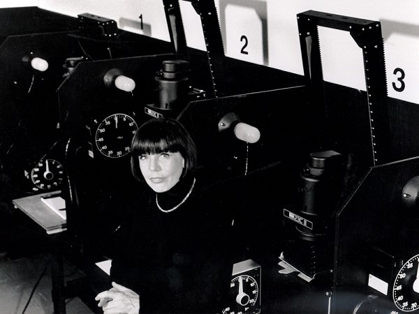 Arlette Vittecoq, charg&eacute;e de cours en photographie entre 1973 et 1998, posant dans la chambre noire install&eacute;e au Centre d'animation culturelle de Sherbrooke.