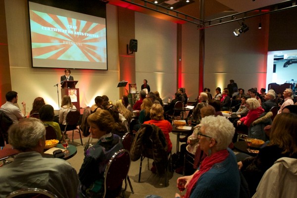 Luce Samoisette, rectrice de l'Universit&eacute; de Sherbrooke, lors du vernissage de l'exposition des finissantes et finissants du certificat en arts visuels.