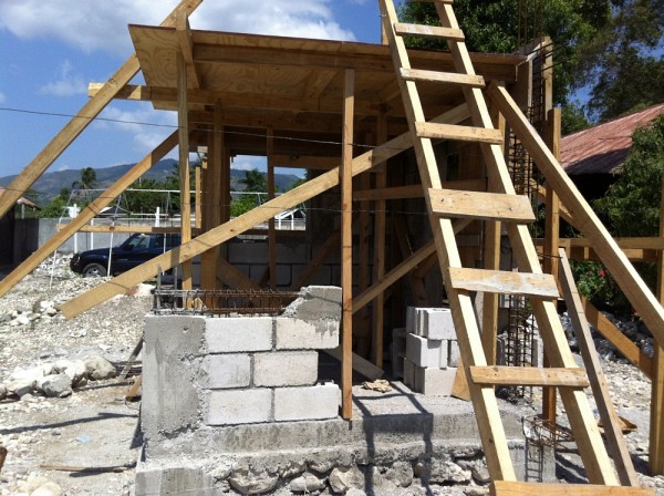 L'&Eacute;cole professionnelle de Jacmel dispose maintenant d&rsquo;un module de construction en ma&ccedil;onnerie cha&icirc;n&eacute;e install&eacute; qui soutient une s&eacute;rie de formations sp&eacute;cialis&eacute;es en construction antisismique, un projet de ONU&nbsp;Habitat.