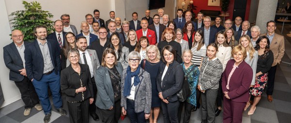 Les donatrices et donateurs de cette &eacute;dition 2024, en compagnie des membres du d&eacute;canat de l&rsquo;&Eacute;cole de gestion.