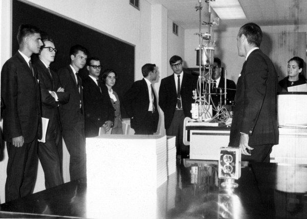 Groupe d'&eacute;tudiantes et &eacute;tudiants dans un laboratoire d'enseignement, 6 septembre 1966.