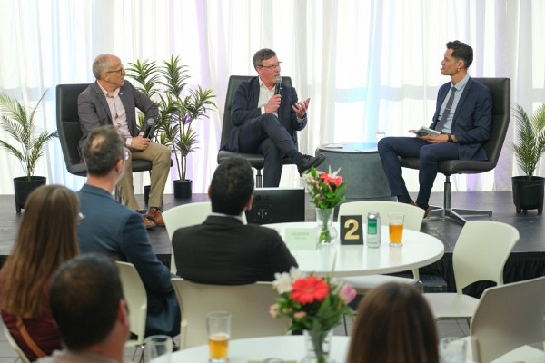 L&rsquo;&eacute;v&eacute;nement s&rsquo;est d&eacute;roul&eacute; au Campus principal, dans une formule de style talk-show. Les discussions &eacute;taient anim&eacute;es par le professeur de g&eacute;nie Mathieu Nuth&nbsp;(&agrave; droite). Sur la photo, on le voit en compagnie de Pierre Cossette, recteur, et de&nbsp;Jean-Pierre Perreault, vice-recteur &agrave; la recherche et aux &eacute;tudes sup&eacute;rieures et recteur d&eacute;sign&eacute;. Les trois professeurs ont parl&eacute; de l&rsquo;apport essentiel des personnes &eacute;tudiantes internationales &agrave; l&rsquo;Universit&eacute; de Sherbrooke et des retomb&eacute;es significatives qu&rsquo;ont les stages d'initiation &agrave; la recherche au 1er cycle en sciences humaines et sociales sur la poursuite des &eacute;tudes &agrave; la ma&icirc;trise.