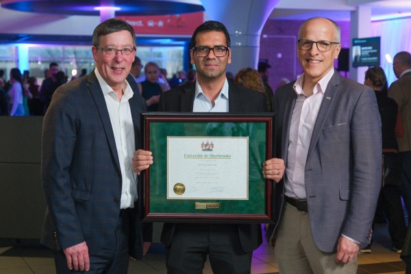 Taha Azad est professeur au D&eacute;partement de microbiologie et infectiologie&nbsp;de la Facult&eacute; de m&eacute;decine et des sciences de la sant&eacute; et chercheur &agrave; l&rsquo;Institut de recherche sur le cancer de l&rsquo;Universit&eacute; de Sherbrooke.&nbsp;Il est laur&eacute;at du Prix de la recherche et de la cr&eacute;ation dans la cat&eacute;gorie M&eacute;decine et sciences de la sant&eacute;, pour sa publication&nbsp;Antibiotic-mediated&nbsp;selection of randomly&nbsp;mutagenized and cytokine-armed&nbsp;oncolytic&nbsp;viruses, publi&eacute;e dans la revue&nbsp;Nature Biomedical Engineering&nbsp;en 2024.