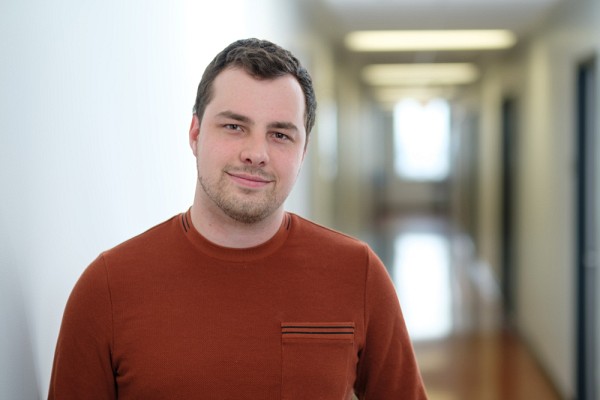 Charles Roussin-L&eacute;veill&eacute;e a r&eacute;alis&eacute; sa th&egrave;se sous la direction du professeur Peter Moffett, du D&eacute;partement de biologie de la Facult&eacute; des sciences. Il est laur&eacute;at du Prix de la meilleure th&egrave;se de doctorat dans la cat&eacute;gorie Sciences naturelles et g&eacute;nie pour sa th&egrave;se intitul&eacute;e &Eacute;tude de l&rsquo;environnement extracellulaire dans l&rsquo;interaction plante-pathog&egrave;ne.