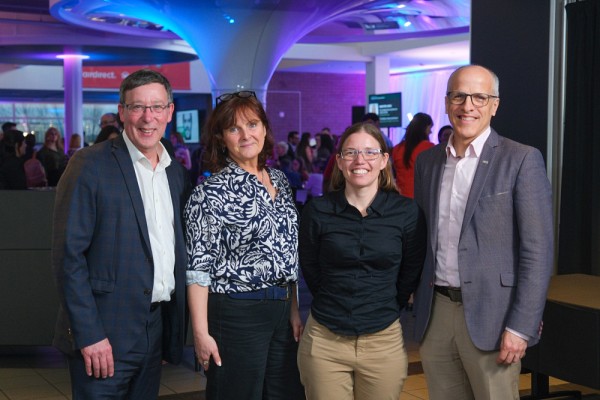 Sophie-Andr&eacute;e Blondin et la professeure M&eacute;lanie Trudel, du D&eacute;partement de g&eacute;nie civil et de g&eacute;nie du b&acirc;timent de la Facult&eacute; de g&eacute;nie, ont rappel&eacute; l&rsquo;importance de la vulgarisation scientifique. Dans ce cas, par exemple, il est essentiel de rappeler que les nouvelles cartes de zones inondables permettent une gestion gouvernementale inform&eacute;e par la science et que ces cartes ne cr&eacute;ent pas de nouvelles zones inondables, mais qu&rsquo;elles les identifient. Il faut traduire dans des mots simples comment la science fournit des mod&egrave;les pour pr&eacute;dire le comportement et les d&eacute;placements des cours d&rsquo;eau, notamment dans le contexte des changements climatiques.