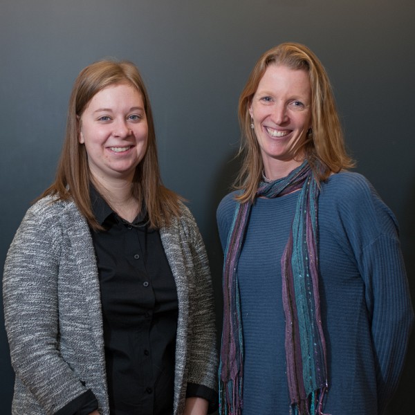 Jessica Laberge, d&eacute;l&eacute;gu&eacute;e en chef et Caroline Brodeur, charg&eacute;e de cours &agrave; l'&Eacute;cole de politique appliqu&eacute;e.
