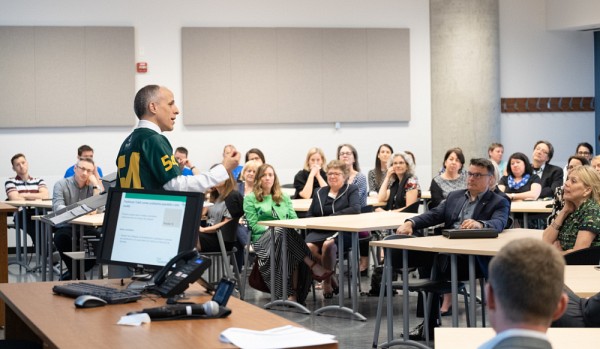 Le recteur a d&eacute;voil&eacute; le plan strat&eacute;gique de l'UdeS le 10 mai dernier. On le voit ici bien entour&eacute;, lors de sa pr&eacute;sentation au Campus de Longueuil.