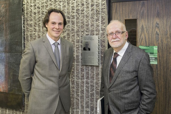 En 2014, lors de la c&eacute;r&eacute;monie de d&eacute;signation du Centre judiciaire Jean Melanson. Le doyen de l'&eacute;poque, le Pr S&eacute;bastien Lebel-Grenier, en compagnie de Jean Melanson.