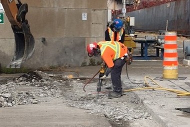 Oulimata Fall a analys&eacute; diff&eacute;rentes situations de travail sur les chantiers afin de relever des pratiques pouvant mener &agrave; des TMS.