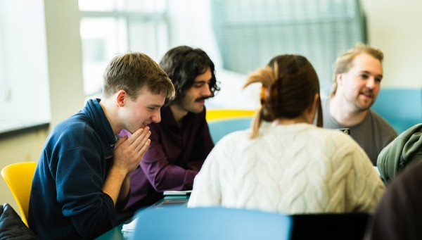 Quelques jours apr&egrave;s la pi&egrave;ce, le retour en groupe, en classe, qui permet de se d&eacute;poser et de faire un bilan.