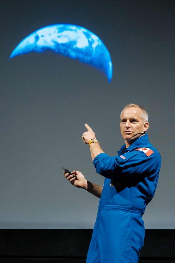 L'astronaute de l'Agence spatiale canadienne a donn&eacute; une conf&eacute;rence ayant pour th&egrave;me En sant&eacute; pour l&rsquo;espace, perspective d&rsquo;un m&eacute;decin rural devenu astronaute.